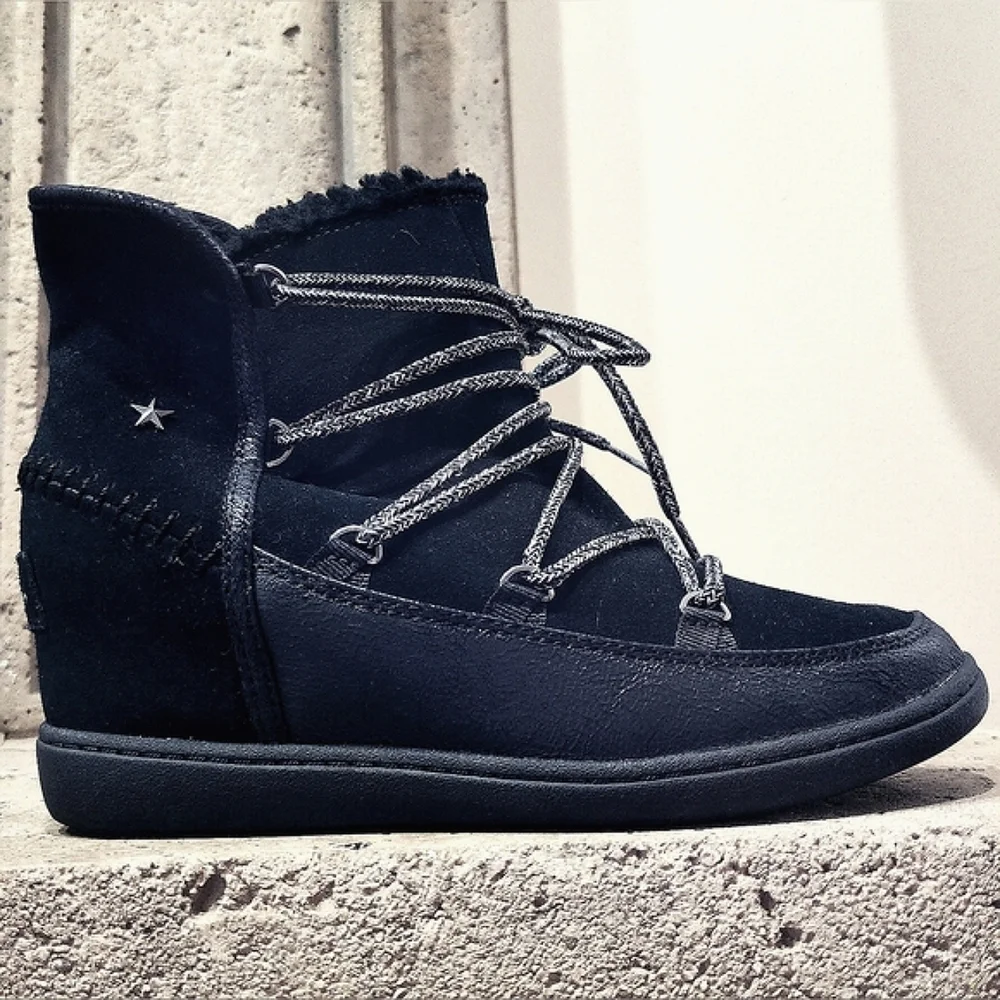 NWOB Skechers Plus 3 Trois Suede Lace-up Bootie Size 9